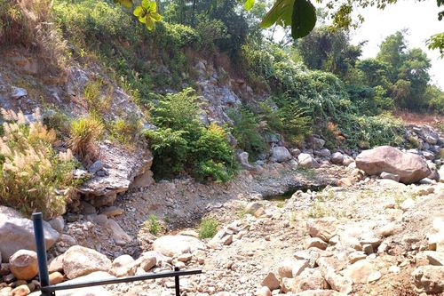 Hạn hán khốc liệt, 'dòng suối du lịch' nổi tiếng Đà Nẵng cạn trơ đáy