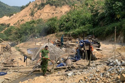Lợi dụng dịp nghỉ lễ 30/4-1/5, 'vàng tặc' lén khai thác vàng trái phép