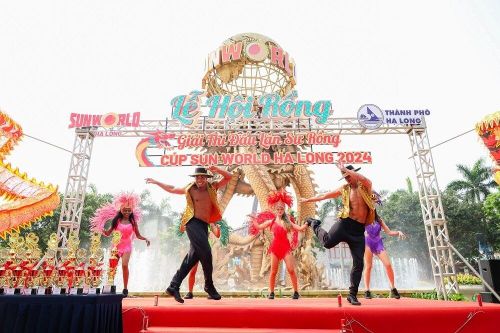 Hà Nội nắng gay gắt, du khách về miền biển với non cao tránh nóng ngày đầu lễ