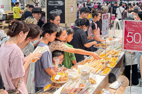 Dòng người đi mua sắm xuyên trưa, trung tâm thương mại Hà Nội tấp nập không ngớt