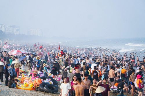 Vạn người đổ về bãi biển Sầm Sơn trong ngày nắng nóng đỉnh điểm