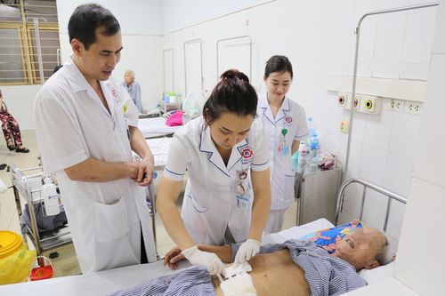 Xương cá xuyên thủng ruột người đàn ông
