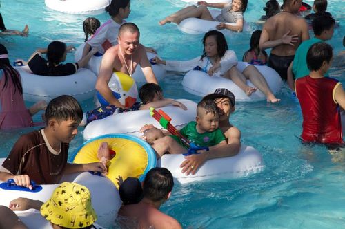 Nắng nóng 39 độ C, người TP.HCM đổ xô đi công viên nước giải nhiệt