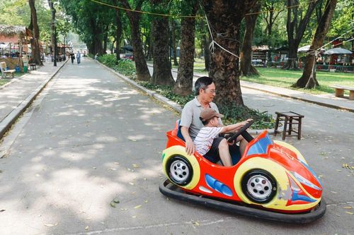 Công viên lớn nhất Hà Nội vắng hoe ngày nghỉ lễ, các trò chơi đắp bạt chờ khách