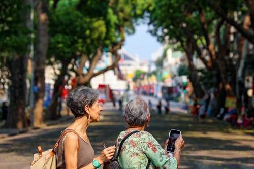 Hà Nội: Phố phường vắng vẻ, điểm vui chơi trong nhà hút khách