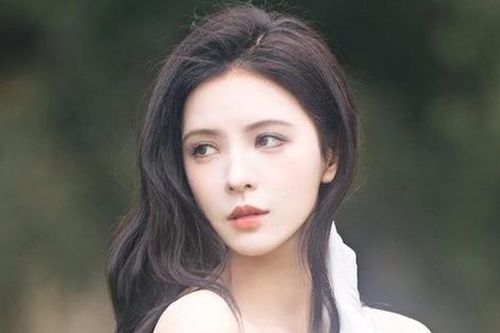 'Búp bê màn ảnh Trung Quốc' được khen xinh đẹp nhưng không nên... hát