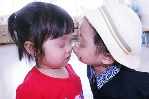 Bé gái học mẫu giáo bị bạn nam cùng lớp hôn môi, cô giáo xử trí khéo léo khiến phụ huynh hết mực yên tâm: Giáo dục giới tính cho trẻ cần nhớ điều này