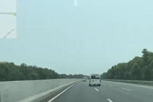 Tước bằng lái xe 3 tháng, phạt 15 triệu tài xế limousine đánh võng trên cao tốc