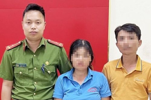 Công an giúp người phụ nữ về nhà sau khi đi lạc gần 300 km