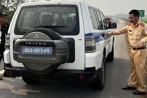 Ô tô hỏng giữa cao tốc, nhiều người được CSGT hỗ trợ