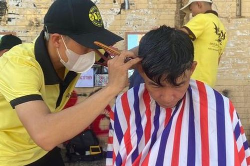'Mát lòng' những tiệm tóc 0 đồng giữa Sài Gòn nắng nóng