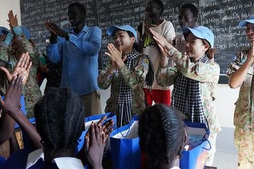 Bác sĩ mũ nồi xanh Việt Nam tổ chức nhiều hoạt động ý nghĩa cho nữ sinh tại Nam Sudan