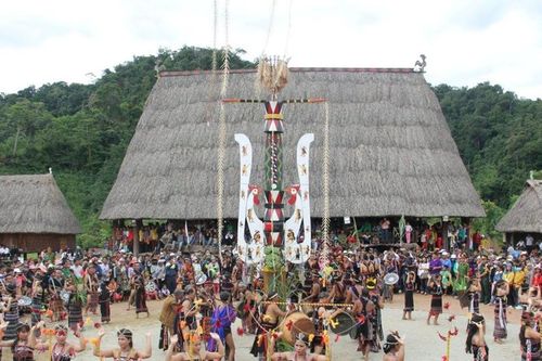 Dưới bóng nhà Gươl