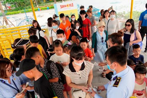 Vịnh Hạ Long đón trên 30.000 lượt khách trong 2 ngày đầu nghỉ lễ