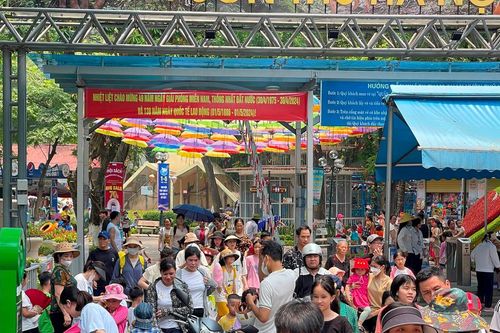 Đông đảo người dân đến Vườn thú Hà Nội dịp nghỉ lễ 30/4 và 1/5
