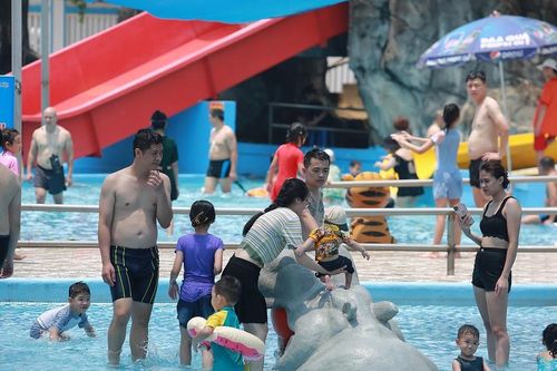 Nhiều gia đình đổ về Công viên nước Hồ Tây 'giải nhiệt'
