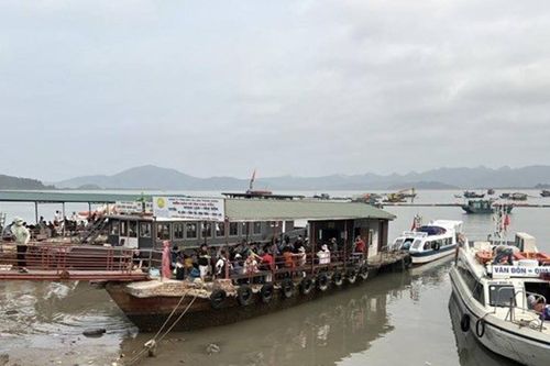 Thủy triều xuống khiến du khách khó tiếp cận đảo Quan Lạn