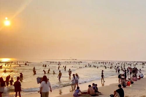 Nắng nóng gay gắt, lượng người về các bãi biển ở Quảng Trị tăng vọt