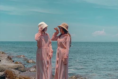 Mặc áo chống nắng check-in khi điểm du lịch quá nóng