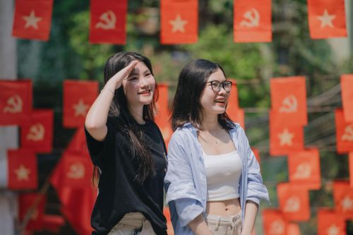 Đi 30 km, vã mồ hôi để check-in con ngõ cờ đỏ sao vàng 'hot' ở Hà Nội
