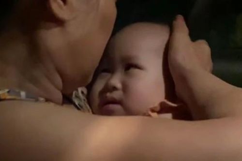 Cảnh sát giao thông hỗ trợ đưa em bé bị co giật đi cấp cứu