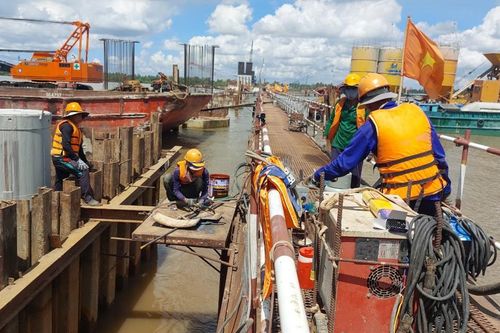 Miệt mài giữa chảo lửa trên công trường cầu Đại Ngãi