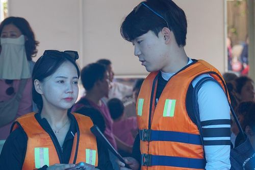 Khánh Hòa: tour biển đảo hút khách, người dân ùn ùn ra biển giải nhiệt