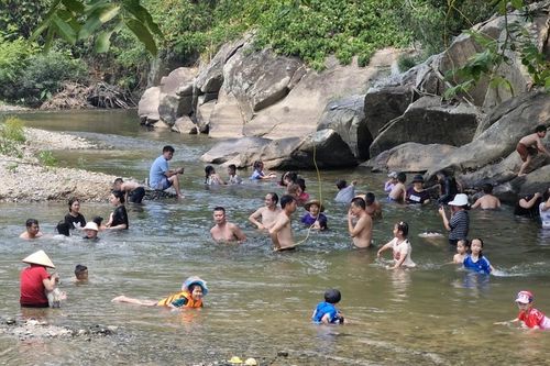 Nghệ An: người dân vùng 'chảo lửa' tìm tới khe, suối để giải nhiệt
