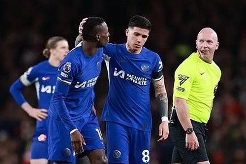 Gary Neville khẳng định cách ký 'hợp đồng điên rồ' đang giết chết Chelsea