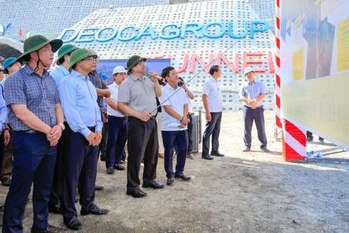 Thủ tướng kiểm tra, động viên, thúc đẩy các dự án cao tốc trọng điểm