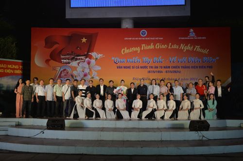 Theo chân đoàn 70 văn nghệ sĩ cả nước 'Qua miền Tây Bắc, về với Điện Biên'