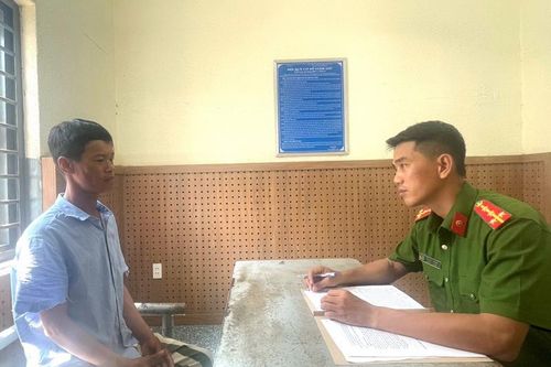 Tạm giữ hình sự đối tượng đốt xe máy trên xe tải của cảnh sát giao thông