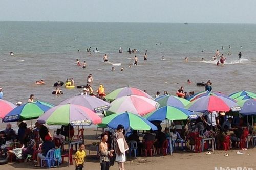 Nhiều hố sụt tại Cồn Vành, nguy hiểm rình rập người đến tắm biển