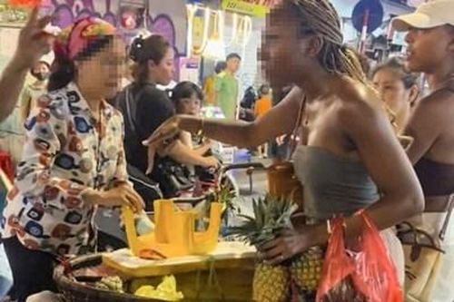 Hà Nội: Xử lý nghiêm vụ việc du khách nước ngoài bị 'chặt chém' ở phố đi bộ