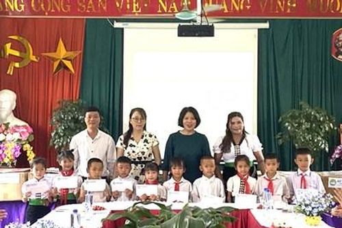 Trao 500 bộ quần áo và 20 suất học bổng tặng học sinh nghèo vượt khó