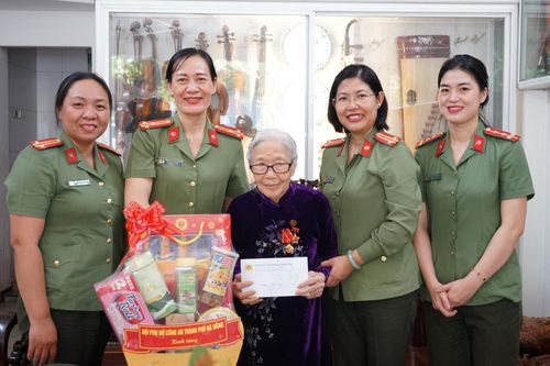 Thăm, tặng quà tri ân các nữ chiến sĩ Điện Biên và nữ Anh hùng Lực lượng vũ trang Nhân dân