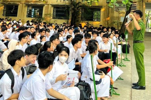 Tuyên truyền pháp luật phòng, chống ma túy cho hơn 900 học sinh