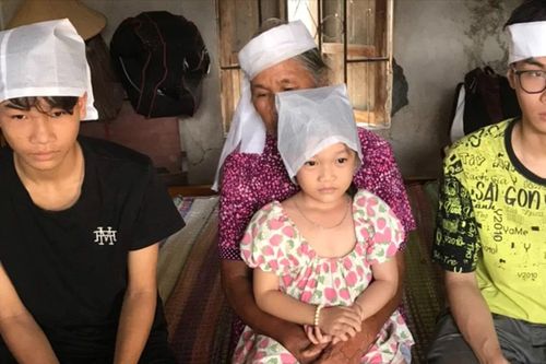 Cha mất đột ngột, 3 đứa trẻ bơ vơ
