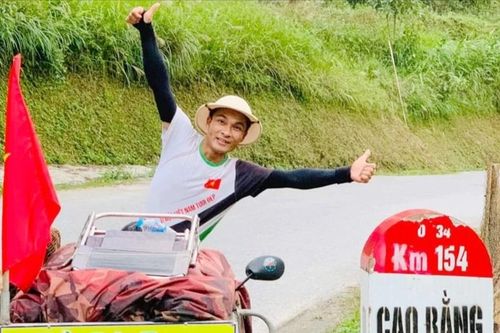 Đi bộ xuyên Việt với chiếc xe hút đinh