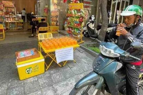 Xúc động những ly nước miễn phí đặt ven đường Đà Nẵng ngày nắng nóng