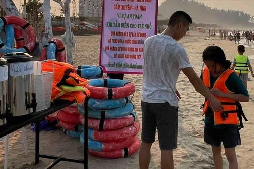 Ấm lòng điểm cung cấp miễn phí áo phao, nước uống cho người dân tắm biển