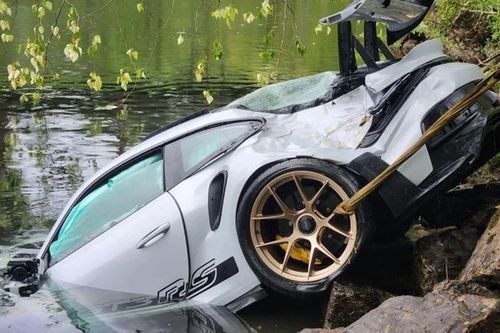 Porsche 911 GT3 RS hơn 6 tỷ đồng chưa đăng ký rơi 'tõm' xuống sông