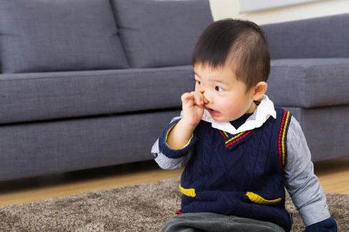 Cách giúp con bỏ thói quen... ngoáy mũi