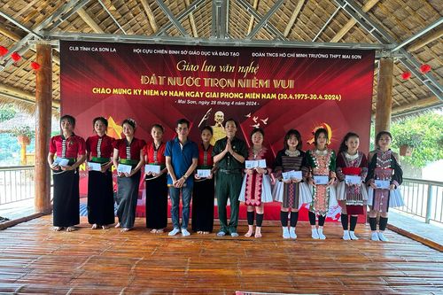 Hội Cựu chiến binh Sở GD&ĐT Sơn La trao quà cho học sinh khó khăn