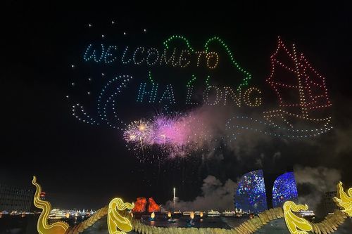 Mãn nhãn màn trình diễn drone light trên bầu trời Hạ Long