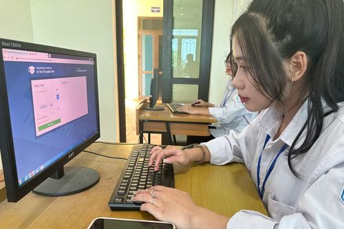 Hà Nội: Học sinh lớp 12 hoàn thành thử đăng ký thi tốt nghiệp THPT