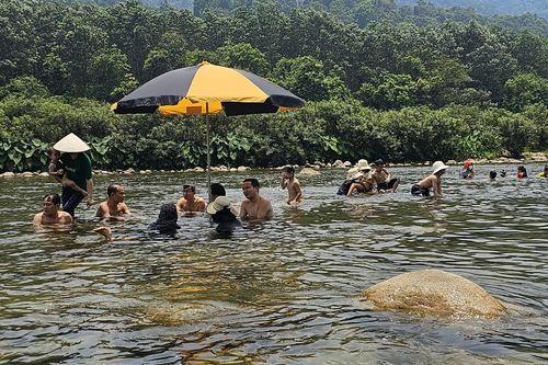 Người dân Hà Tĩnh đổ xô lên suối tắm giải nhiệt