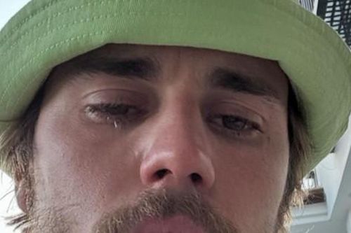 Justin Bieber khóc nức nở