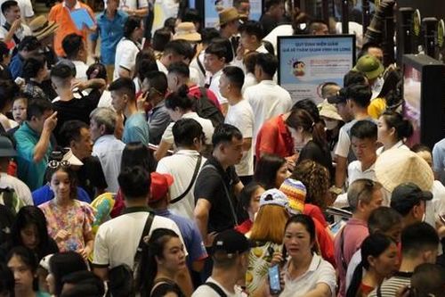 Xếp hàng từ sáng sớm mua vé tham quan vịnh Hạ Long