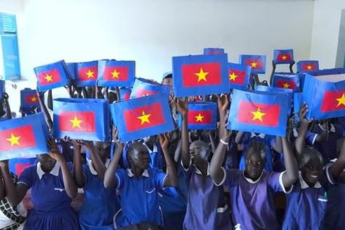 Bác sĩ mũ nồi xanh Việt Nam trao gửi yêu thương tới trẻ em Nam Sudan